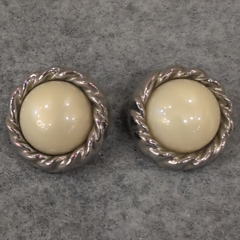 Vintage Clip On Earrings Cream Pearl Twisted Rope Gold Tone - Picture 1 of 4